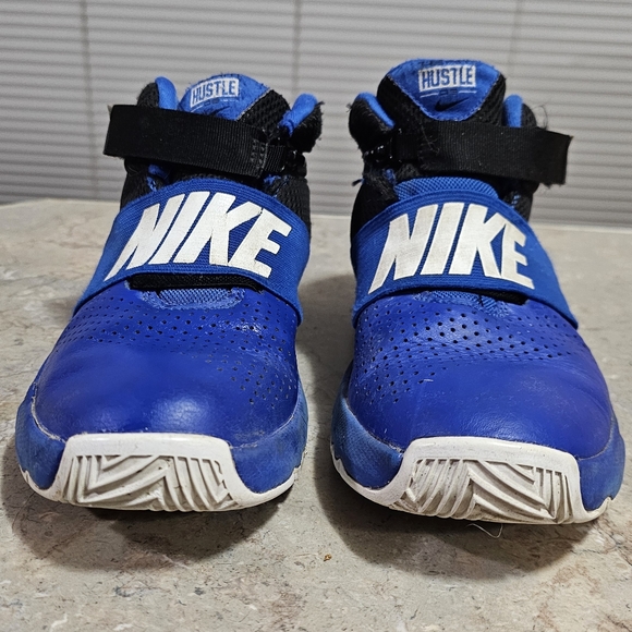 Nike Team Hustle D 8 GS Basketball Shoes Size 4.5Y Royal White Black - Picture 2 of 9